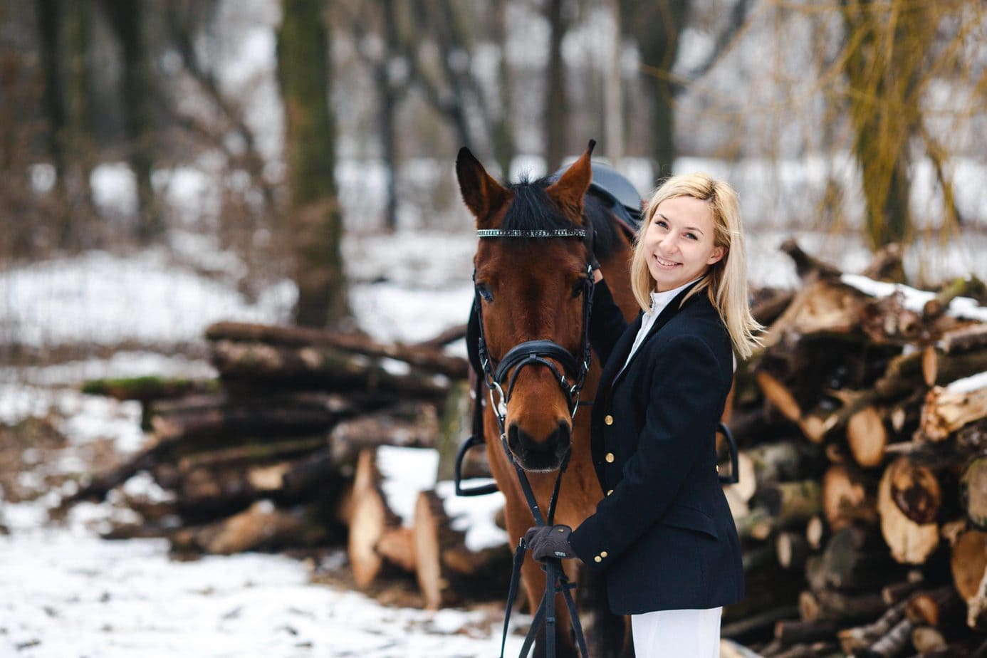 Zimowa przejażdżka na koniu – o czym pamiętać przed wyruszeniem w plener?