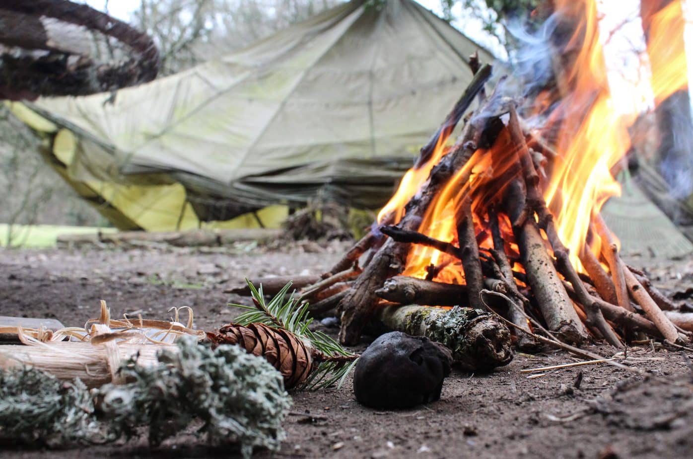 ABC Survivalu: Podstawowe zasady rozbijania obozu w lesie